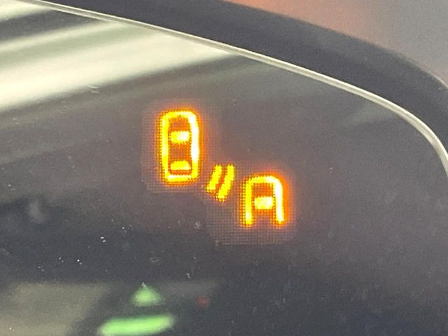 【ブラインドスポットモニタリング】走行中、ドアミラーの死角になりやすい箇所に後続車が接近するとサイドミラー付近に警告を表示、ドライバーに注意喚起をしてくれます。
