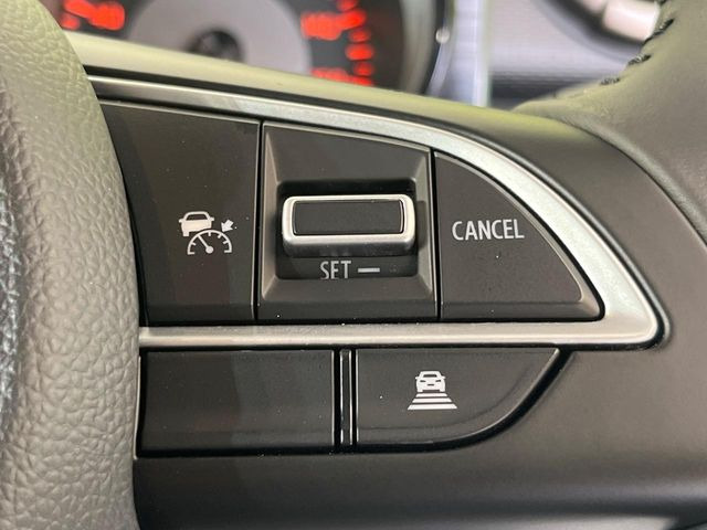 【アダプティブハイビーム】遠くまで明るく照らすハイビームを先行車や対向車に照射しない様、自動で調整!毎回手動で切り替える必要がなく、夜間走行時のストレスも軽減。安全性向上にも寄与します。