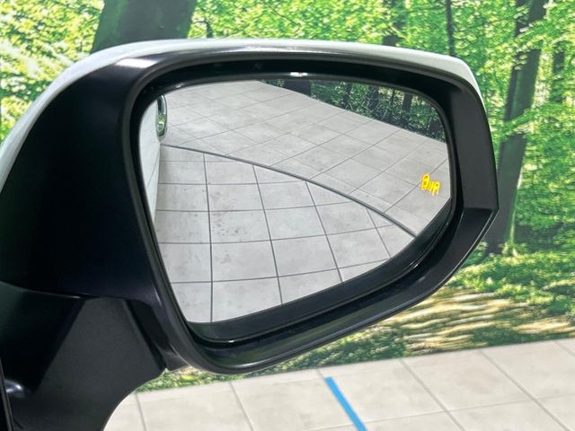 【ブラインドスポットモニター】走行中、ドアミラーの死角になりやすい箇所に後続車が接近するとサイドミラーのレンズに警告を表示!ドライバーに注意喚起をしてくれます。