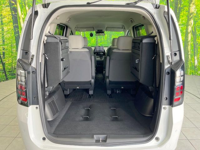 普段のお買い物や通勤、送迎等に十分な荷室スペースを確保しております。セカンドシートを倒すと、大きな荷物の積載も可能です♪