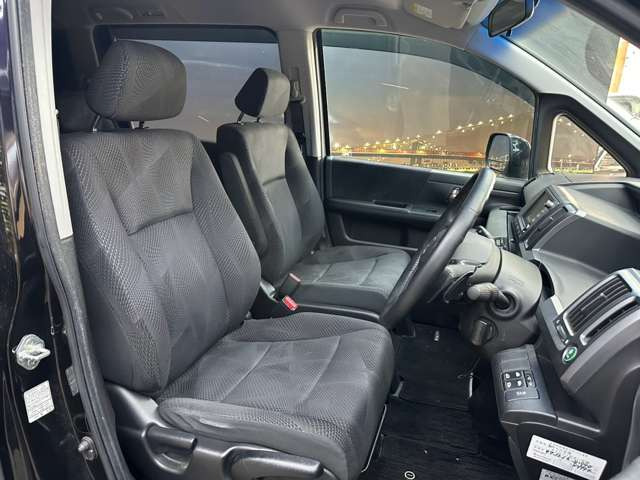 運転席も広々としており運転しやすい環境を実現しています☆