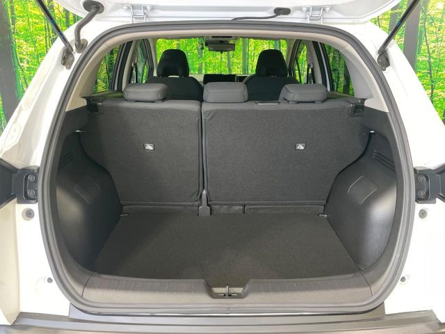 積み下ろしのしやすいデッキにはたっぷりと荷物を積み込んでいただけます。遊びから仕事まで、様々なシーンで頼れます♪