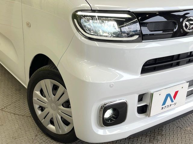 【LEDヘッドライト】悪天候や夜間走行時も良好な視界を確保し安心して運転できる高輝度LEDヘッドライトを装備!点灯速度が早く、消費電力も抑えられています。