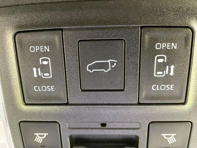 【両側パワースライドドア】スマートキーや運転席のスイッチで後席両側スライドドアの開閉が可能♪電動だから力を入れてドアを開ける必要が無く、小さなお子様でも簡単に開け閉めでき快適です♪