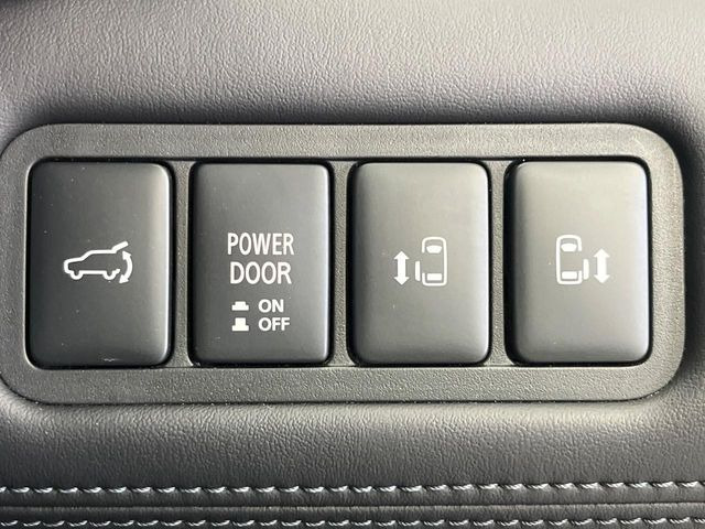 【両側パワースライドドア】スマートキーや運転席のスイッチで後席両側スライドドアの開閉が可能♪電動だから力を入れてドアを開ける必要が無く、小さなお子様でも簡単に開け閉めでき快適です♪
