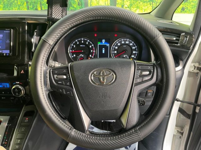 インテリアに合わせたデザインのステアリングは、運転される方のことも考え、運転しやすい形状、大きさです。是非一度、実際に触ってお確かめください。