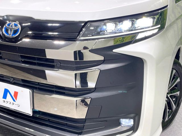 【3眼LEDヘッドライト】悪天候や夜間走行時も良好な視界を確保し安心して運転できる高輝度LEDヘッドライトを装備!点灯速度が早く、消費電力も抑えられています。