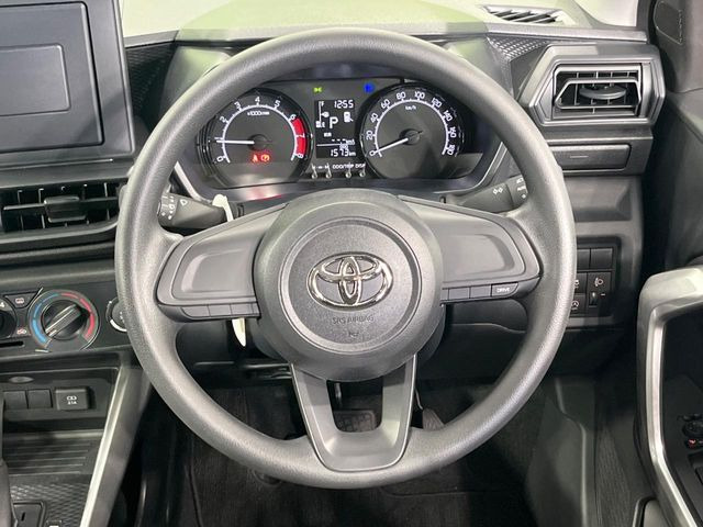 �C���e���A�ɍ��킹���f�U�C���̃X�e�A�����O�́A�^�]�������̂��Ƃ��l���A�^�]���₷���`��A�傫���ł��B�����x�A���ۂɐG���Ă��m���߂��������B