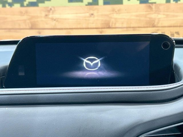 【8.8インチマツダコネクト】車内の雰囲気にマッチした大型のディスプレイ。スマホ接続でのナビ使用やBluetooth再生等、様々な機能が楽しめます。直感的なダイヤル操作が可能で、使い勝手も良好です。