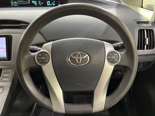インテリアに合わせたデザインのステアリングは、運転される方のことも考え、運転しやすい形状、大きさです。是非一度、実際に触ってお確かめください。