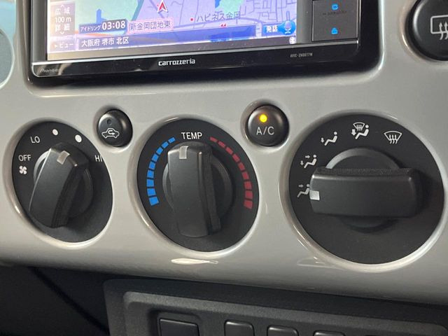 【オートエアコン】一度お好みの温度に設定すれば、車内の温度を検知し風量や温度を自動で調整。暑い&hellip;寒い&hellip;と何度もスイッチ操作をする必要はありません。快適な車内空間には必須の機能ですね♪
