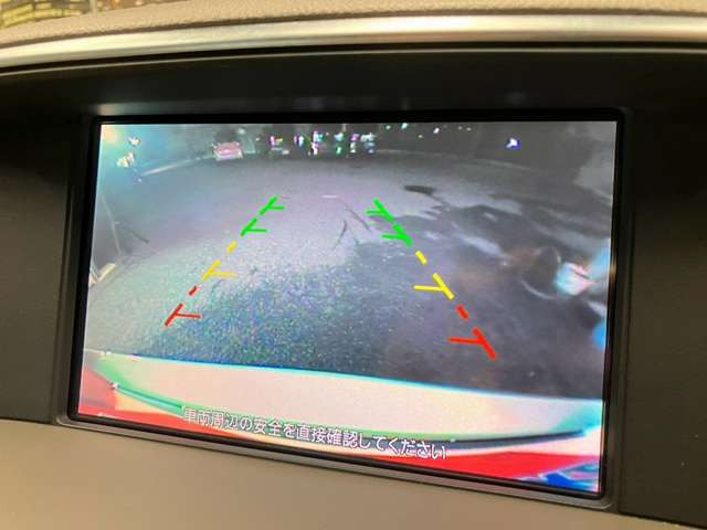 【バックカメラ】運転席から画面上で安全確認ができます。駐車が苦手な方にもオススメな便利機能です。