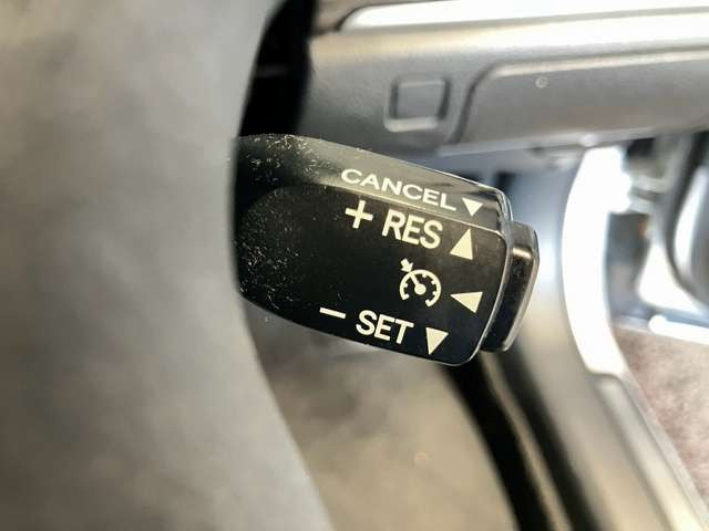 高速道路で便利な【クルーズコントロール】も装着済み。アクセルを離しても一定速度で走行ができる装備です。加速減速もスイッチ操作でOKです。