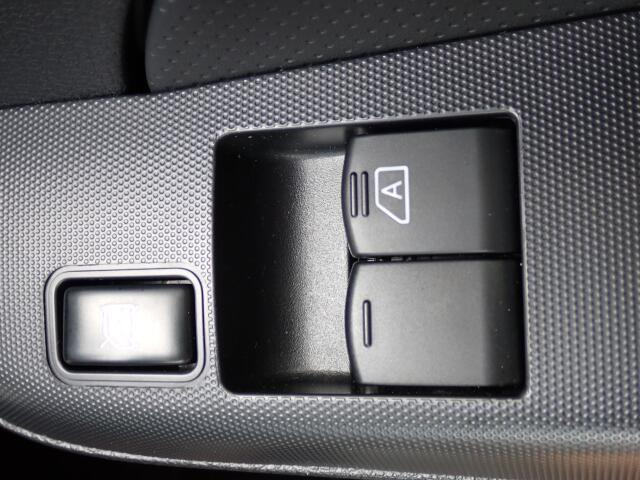 前席の窓の開閉は電動になりますので、便利ですよね。