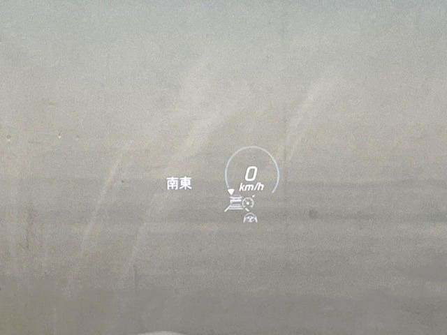 ●ヘッドアップディスプレイ:現在の速度や走行情報をデジタル表示で運転席前方のガラスに投影!運転中、視線をずらさず必要な情報を確認できるのでとっても便利で安心!