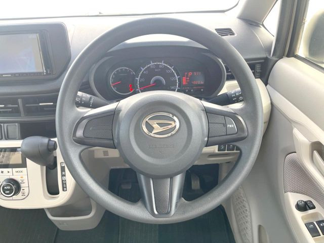 �C���e���A�ɍ��킹���f�U�C���̃X�e�A�����O�́A�^�]�������̂��Ƃ��l���A�^�]���₷���`��A�傫���ł��B�����x�A���ۂɐG���Ă��m���߂��������B