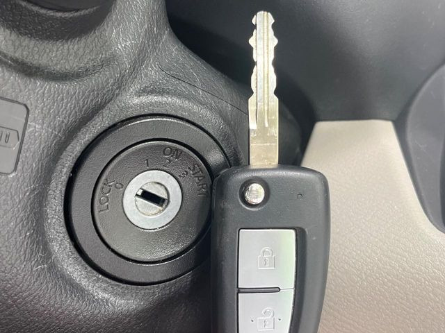 【キーレス】少し離れた場所からでもボタン一つでドアの開錠・施錠ができるのでとっても便利!ドアの鍵穴周りに傷をつけることもありません♪