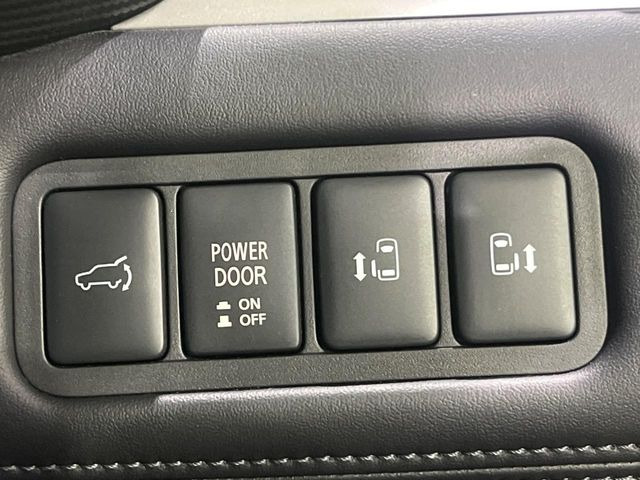 【両側パワースライドドア】スマートキーや運転席のスイッチで後席両側スライドドアの開閉が可能♪電動だから力を入れてドアを開ける必要が無く、小さなお子様でも簡単に開け閉めでき快適です♪
