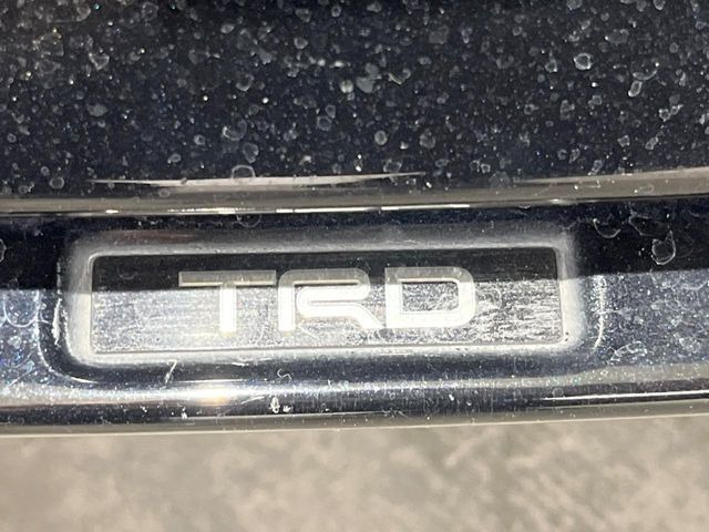 【TRDエアロ】人気のTRDエアロを装備!クルマの外観がよりスタイリッシュになり、街中で存在感あふれる1台に♪将来買い替える時にもリセールに影響しやすく、価値ある人気の装備です!