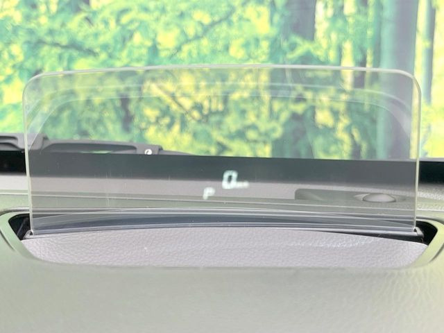 【ヘッドアップディスプレイ】現在の速度や走行情報をデジタル表示で運転席前方のガラスに投影!運転中、目線をずらさず必要な情報を確認できるのでとっても便利で安心!