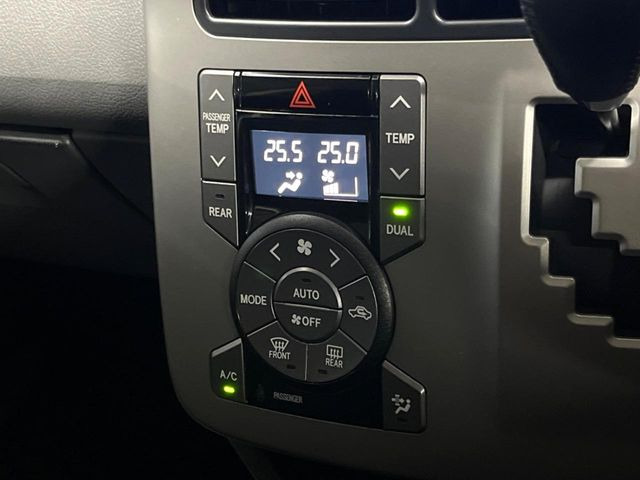 【オートエアコン】一度お好みの温度に設定すれば、車内の温度を検知し風量や温度を自動で調整。暑い&hellip;寒い&hellip;と何度もスイッチ操作をする必要はありません。快適な車内空間には必須の機能ですね♪