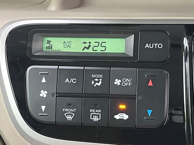 【オートエアコン】一度お好みの温度に設定すれば、車内の温度を検知し風量や温度を自動で調整。暑い&hellip;寒い&hellip;と何度もスイッチ操作をする必要はありません。快適な車内空間には必須の機能ですね♪