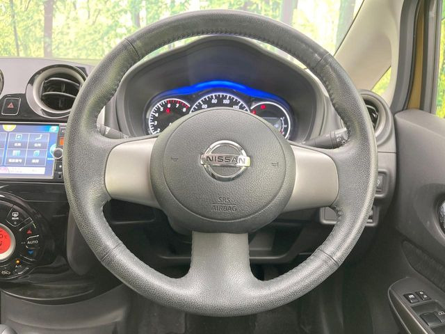 �C���e���A�ɍ��킹���f�U�C���̃X�e�A�����O�́A�^�]�������̂��Ƃ��l���A�^�]���₷���`��A�傫���ł��B�����x�A���ۂɐG���Ă��m���߂��������B