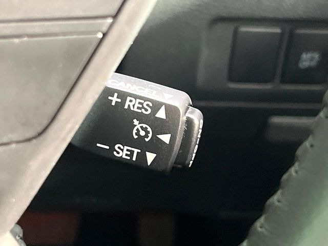 【クルーズコントロール】高速道路もラクラク走行。アクセルを離しても一定速度で走行ができ、長距離運転時の負担を軽減!加速・減速も簡単なスイッチ操作で調整できます。