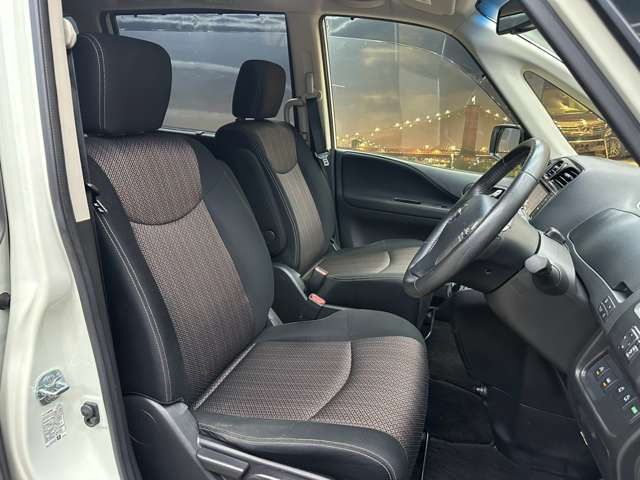 運転席も広々としており運転しやすい環境を実現しています☆
