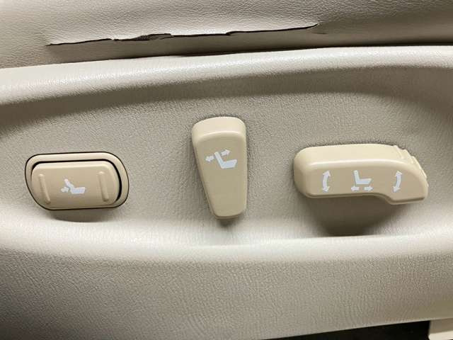 【パワーシート】電動でシートポジションの変更が可能です。手動式より細かくシート設定が可能ですのでより快適な姿勢でドライブを楽しんで頂けるでしょう。