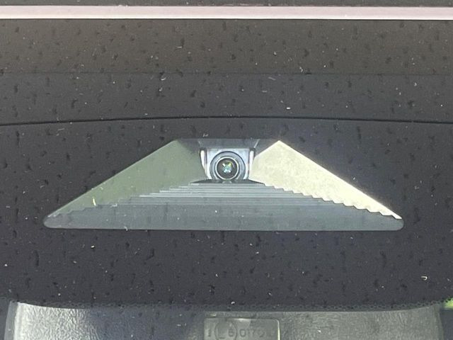 【ホンダセンシング】走行中に前方の車両等を認識し、衝突しそうな時は警報とブレーキで衝突回避と被害軽減をアシスト。より安全にドライブをお楽しみいただけます。