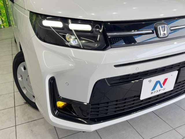 【LEDヘッドライト】悪天候や夜間走行時も良好な視界を確保し安心して運転できる高輝度LEDヘッドライトを装備!点灯速度が早く、消費電力も抑えられています。