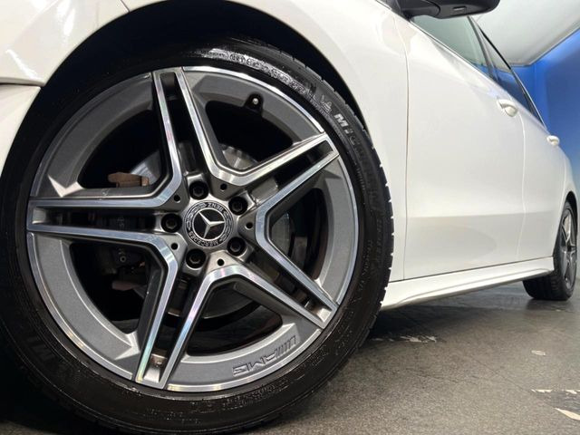 ●純正18インチアルミホイール:輸入車ならではの卓越した走りを支えるホイールと足回りです!日本車の走りに慣れている方にもぜひ体感して頂きたいほど、高いレベルでまとまっています!
