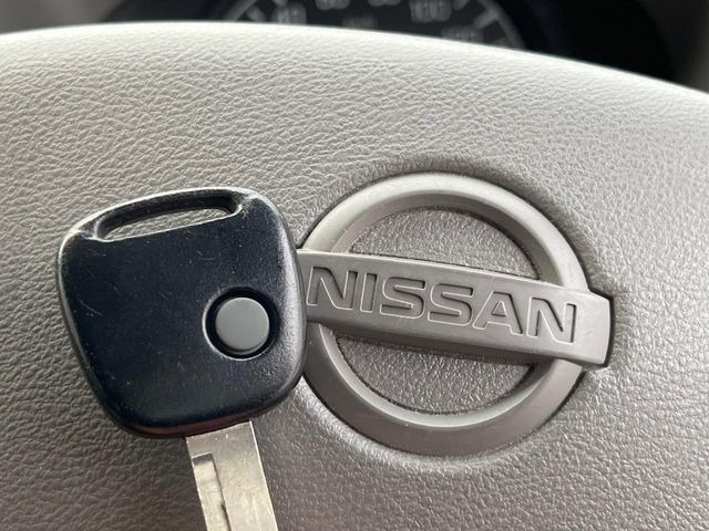 【キーレス】少し離れた場所からでもボタン一つでドアの開錠・施錠ができるのでとっても便利!ドアの鍵穴周りに傷をつけることもありません♪