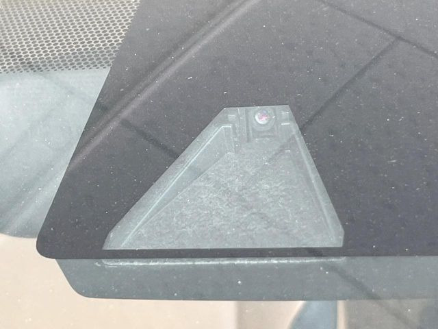 【プリクラッシュセーフティ】前方の車両等を検知し、衝突しそうな時は警報で注意を促し、ブレーキを踏む力をサポート。ブレーキを踏めなかった場合は衝突被害軽減ブレーキが作動、衝突回避をサポートします。