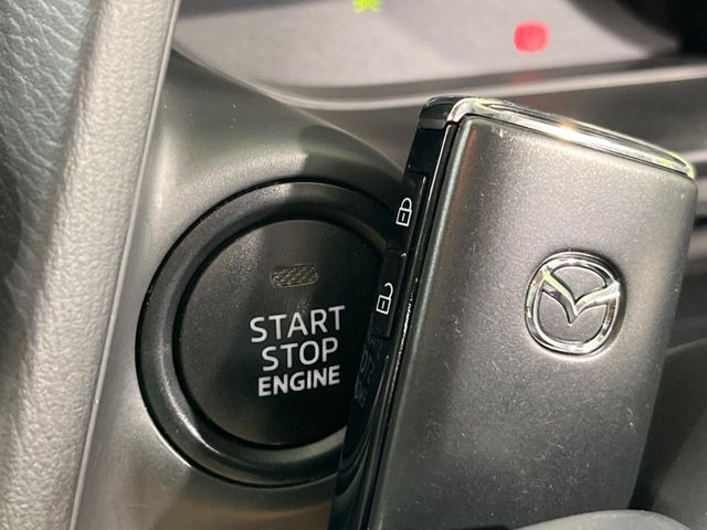 【アドバンストキー】カバンやポケットに入れたままでもドアの施錠・解錠が可能なスマートキーを装備。エンジンのオン・オフ時もカギを取り出す必要が無いからとっても便利です♪