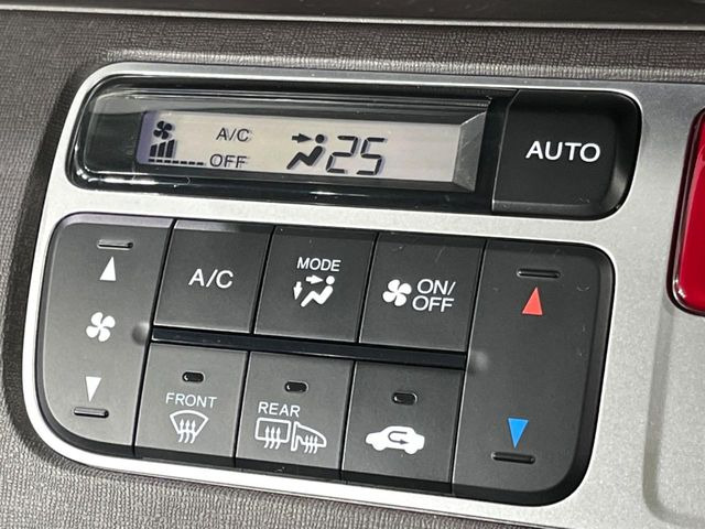 【オートエアコン】一度お好みの温度に設定すれば、車内の温度を検知し風量や温度を自動で調整。暑い&hellip;寒い&hellip;と何度もスイッチ操作をする必要はありません。快適な車内空間には必須の機能ですね♪