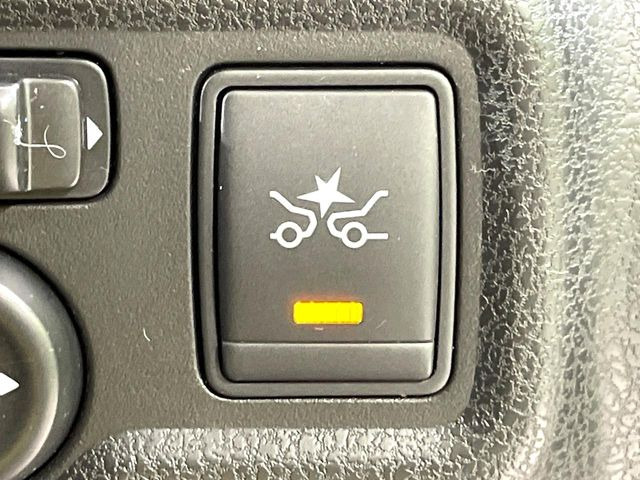 【エマージェンシーブレーキ】走行中に前方の車両等を認識し、衝突しそうな時は警報とブレーキで衝突回避と被害軽減をアシスト。より安全にドライブをお楽しみいただけます。