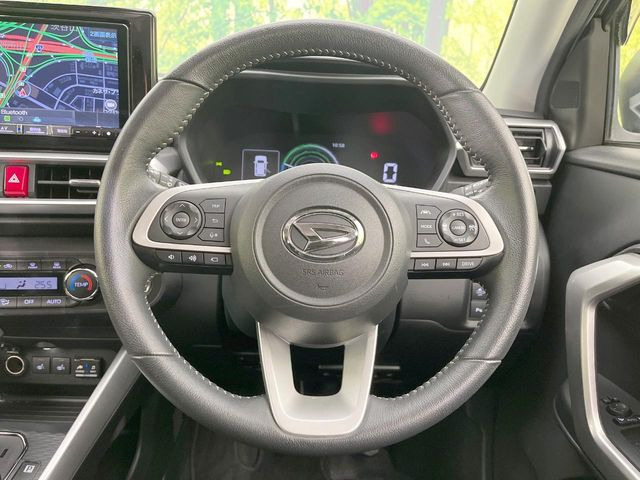 インテリアに合わせたデザインのステアリングは、運転される方のことも考え、運転しやすい形状、大きさです。是非一度、実際に触ってお確かめください。