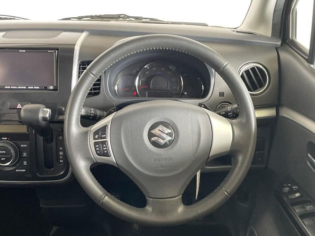 �C���e���A�ɍ��킹���f�U�C���̃X�e�A�����O�́A�^�]�������̂��Ƃ��l���A�^�]���₷���`��A�傫���ł��B�����x�A���ۂɐG���Ă��m���߂��������B