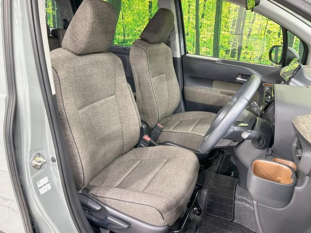 運転席まわりには十分なスペースがあり、大柄な方でもゆったり運転していただける環境です。