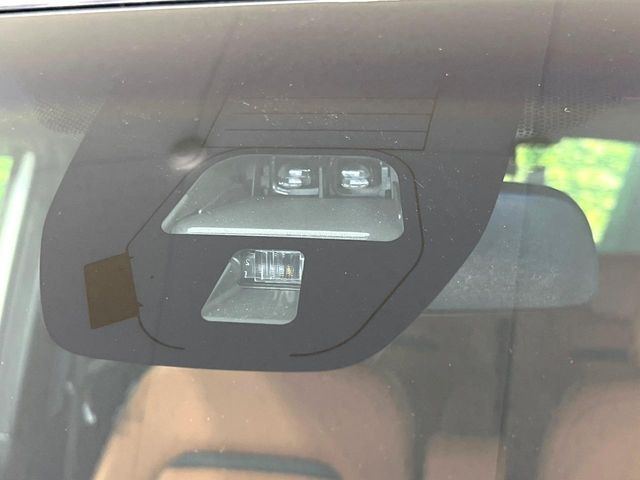 【シティブレーキアクティブシステム】低速走行中に前方の車両等を認識し、衝突しそうな時は警報とブレーキで衝突回避と被害軽減をアシスト。より安全にドライブをお楽しみいただけます。