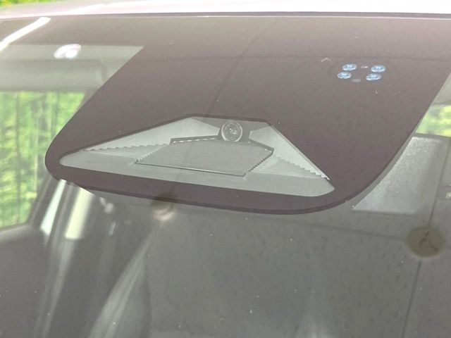 【ホンダセンシング】走行中に前方の車両等を認識し、衝突しそうな時は警報とブレーキで衝突回避と被害軽減をアシスト。より安全にドライブをお楽しみいただけます。