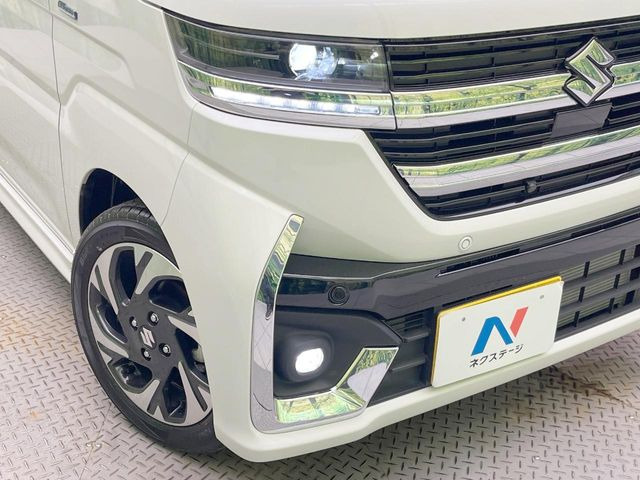 【LEDヘッドライト】悪天候や夜間走行時も良好な視界を確保し安心して運転できる高輝度LEDヘッドライトを装備!点灯速度が早く、消費電力も抑えられています。