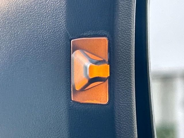 【リヤビークルディティクション】走行中、ドアミラーの死角になりやすい箇所に後続車が接近するとサイドミラー付近に警告を表示、ドライバーに注意喚起と、万一の際はハンドル操作をアシストをします。