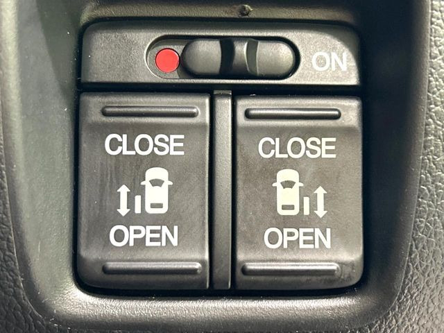 【両側パワースライドドア】スマートキーや運転席のスイッチで後席両側スライドドアの開閉が可能♪電動だから力を入れてドアを開ける必要が無く、小さなお子様でも簡単に開け閉めでき快適です♪