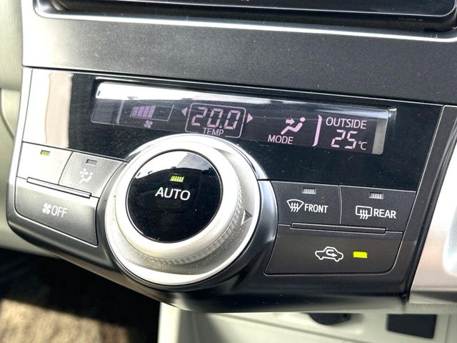 【オートエアコン】一度お好みの温度に設定すれば、車内の温度を検知し風量や温度を自動で調整。暑い&hellip;寒い&hellip;と何度もスイッチ操作をする必要はありません。快適な車内空間には必須の機能ですね♪