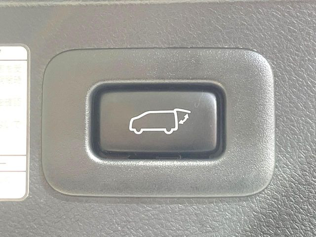 【パワーバックドア】スマートキーや運転席のボタンを押すだけでリアゲートが自動で開閉します!荷物を持っている時や、高い位置にあるバックドアを閉める際に便利な機能です♪
