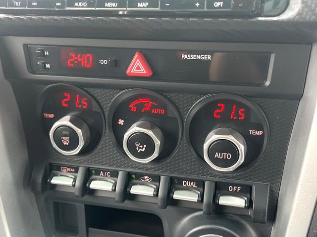 【オートエアコン】一度お好みの温度に設定すれば、車内の温度を検知し風量や温度を自動で調整。暑い&hellip;寒い&hellip;と何度もスイッチ操作をする必要はありません。快適な車内空間には必須の機能ですね♪