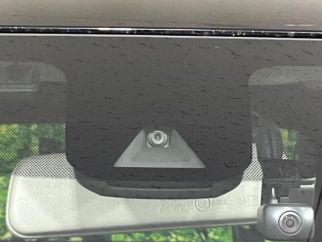 【インテリジェントエマージェンシーブレーキ】フロントカメラで前方の車両や歩行者を検知。衝突しそうな時は衝突被害軽減ブレーキが作動、衝突回避をサポート。より安全にドライブをお楽しみいただけます。
